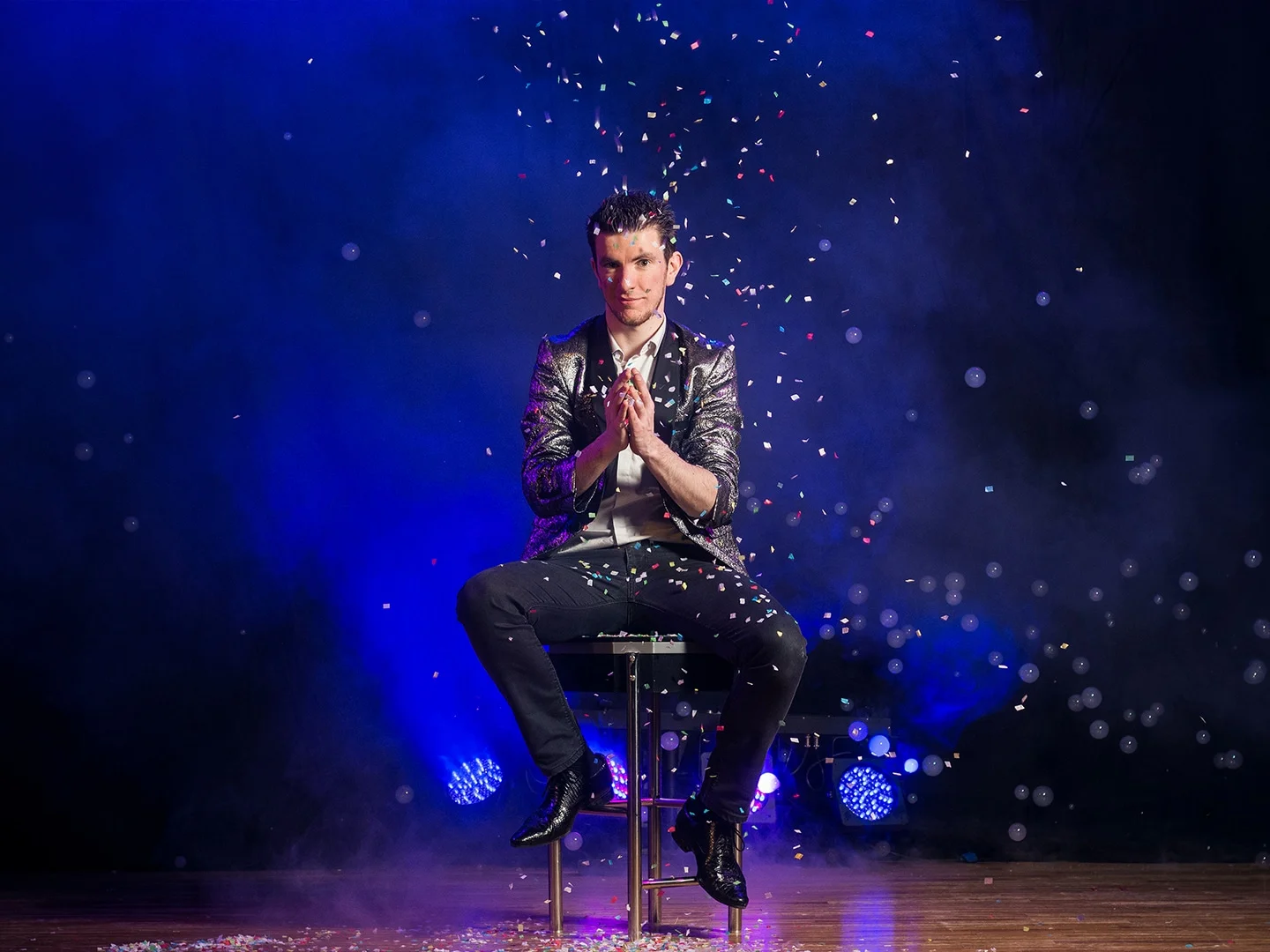 Olivier, magicien à Caen, sur scène sous une pluie de confettis