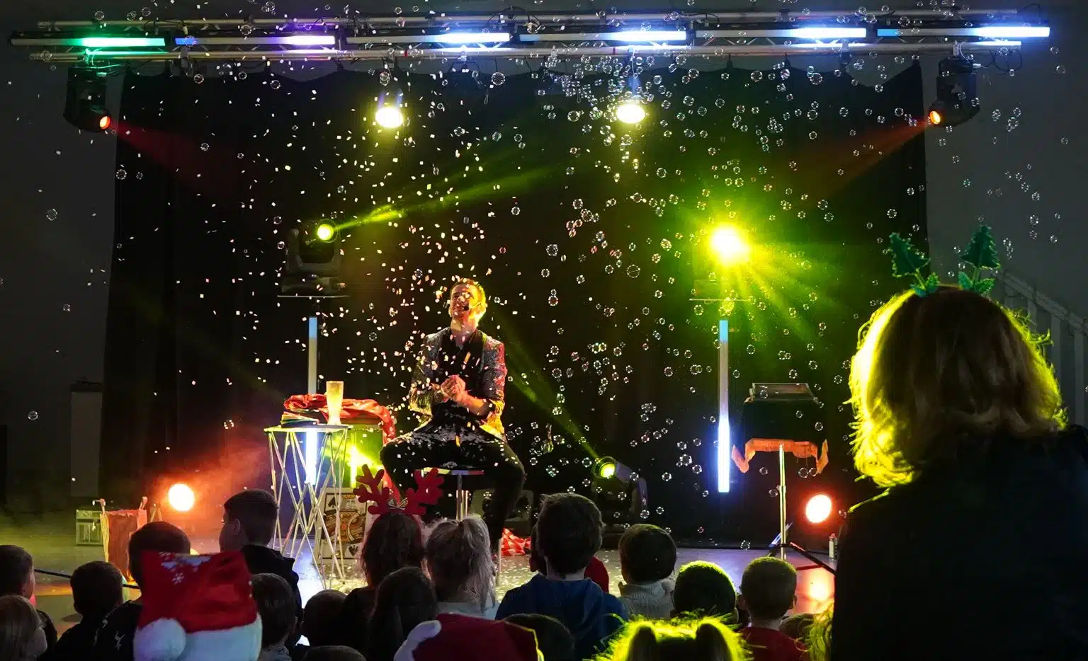 Spectacle de magie à Caen avec bulles, confettis et participation du public