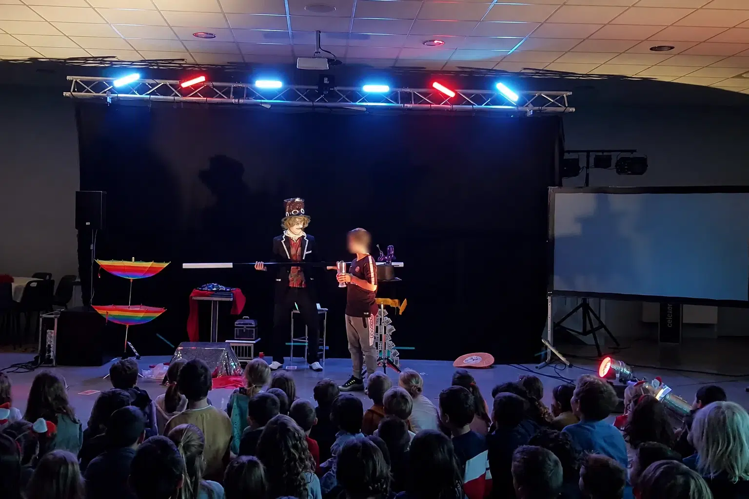 Spectacle de magie interactif devant un public familial