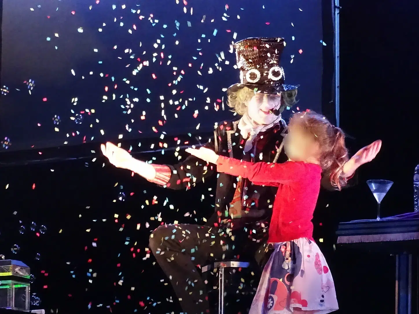 Interaction entre Olivier et une enfant pendant un spectacle de magie