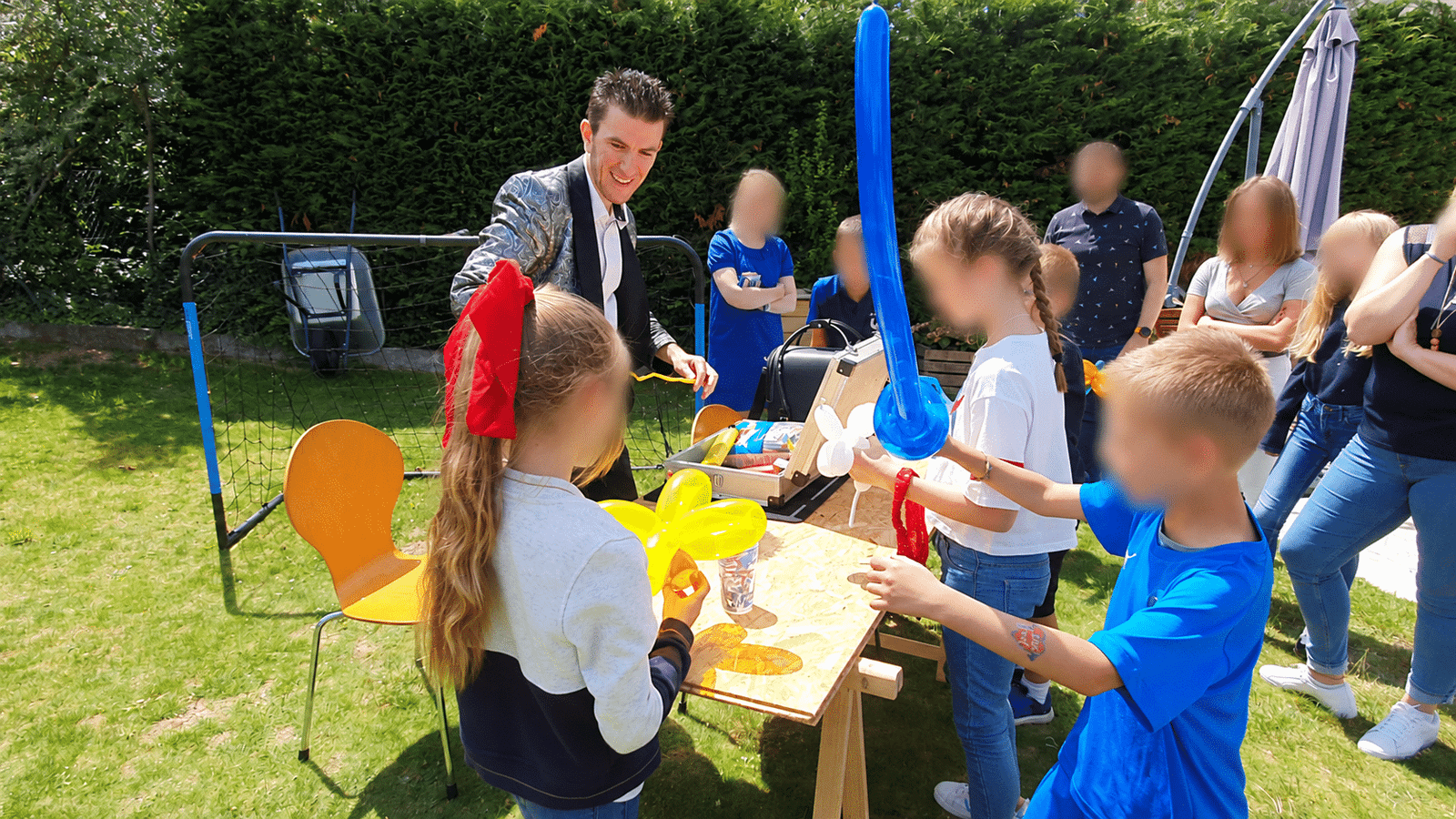 Olivier réalise des sculptures sur ballons pour des enfants à Caen