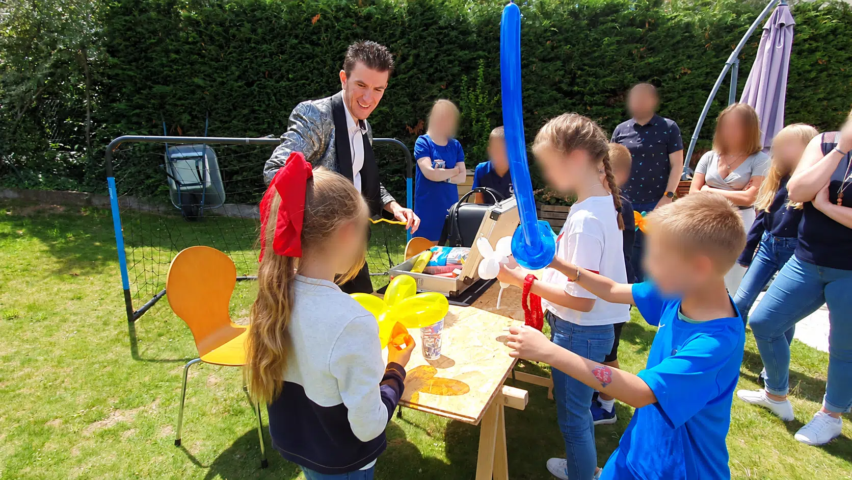 Olivier réalise des sculptures sur ballons pour des enfants à Caen